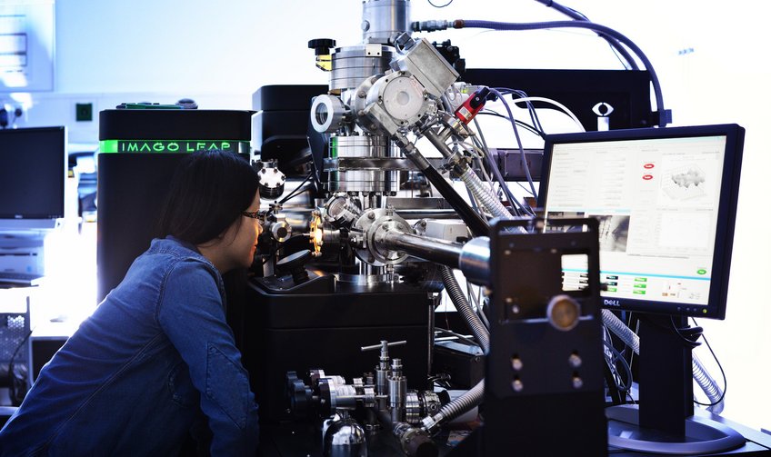 Eine Wissenschaftlerin des Max-Planck-Instituts für Eisenforschung wirft einen Blick auf ihre Materialprobe, die in die Atomsonde eingeschleust wurde, um Kenntnisse über deren Zusammensetzung zu erhalten. Eine Wissenschaftlerin des Max-Planck-Instituts für Eisenforschung wirft einen Blick auf ihre Materialprobe, die in die Atomsonde eingeschleust wurde, um Kenntnisse über deren Zusammensetzung zu erhalten.