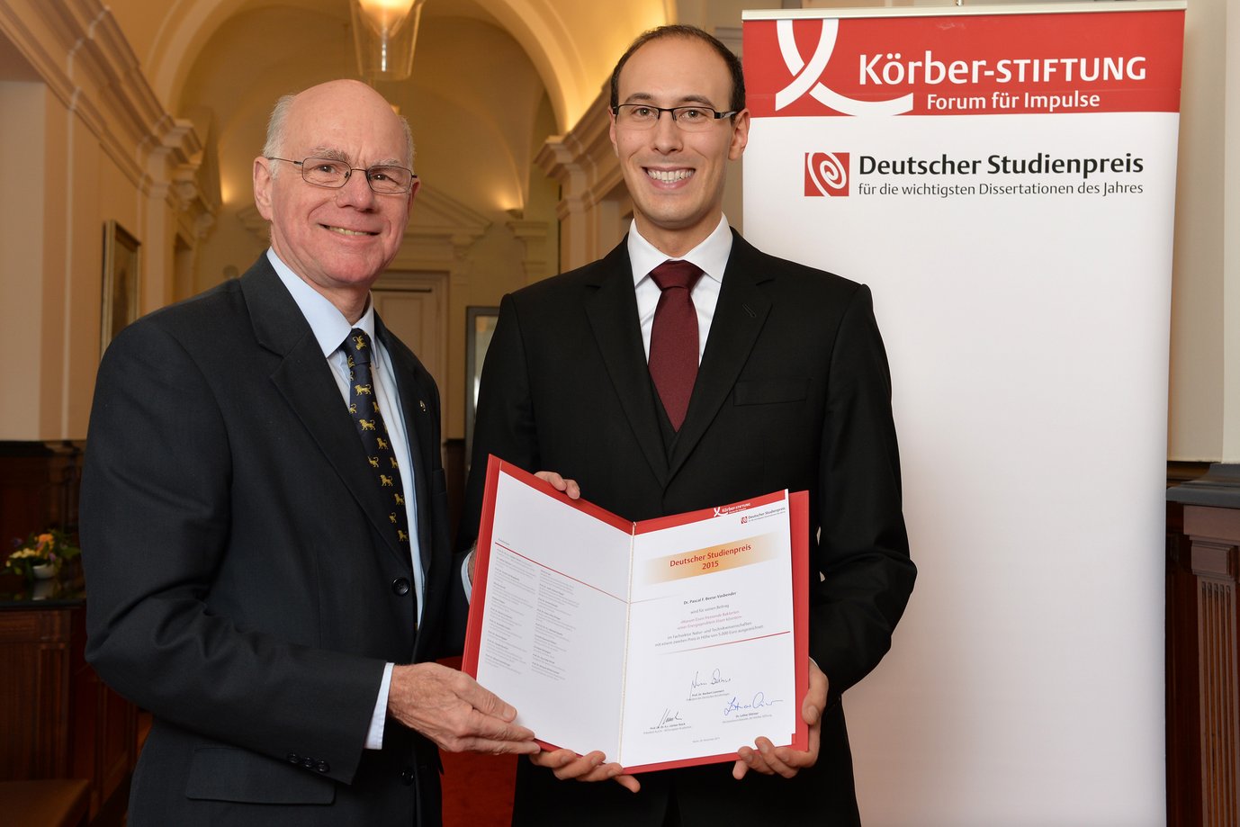 Zweitpreisträger Dr. Pascal-Beese Vasbender (rechts), Materialwissenschaftler am Düsseldorfer Max-Planck-Institut für Eisenforschung, mit Bundestagspräsident Norbert Lammert bei der Verleihung des Deutschen Studienpreises am Donnerstag, 26. November 2015, im Kaisersaal der Deutschen Parlamentarischen Gesellschaft.