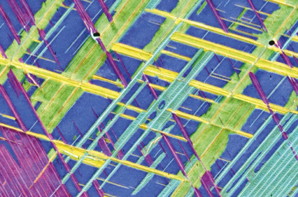Gefügebild einer Kobalt-Niob-Legierung. Die Farben zeigen verschiedene Kristallorientierungen, die die Eigenschaften des Materials beeinflussen.