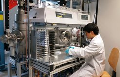 Dr. Jianjun Li from China received a scholarship from the Alexander von Humboldt Foundation and is now working at the Max-Planck-Institut für Eisenforschung in Düsseldorf. The photo shows him during the preparation of a sample for the physical vapour deposition.