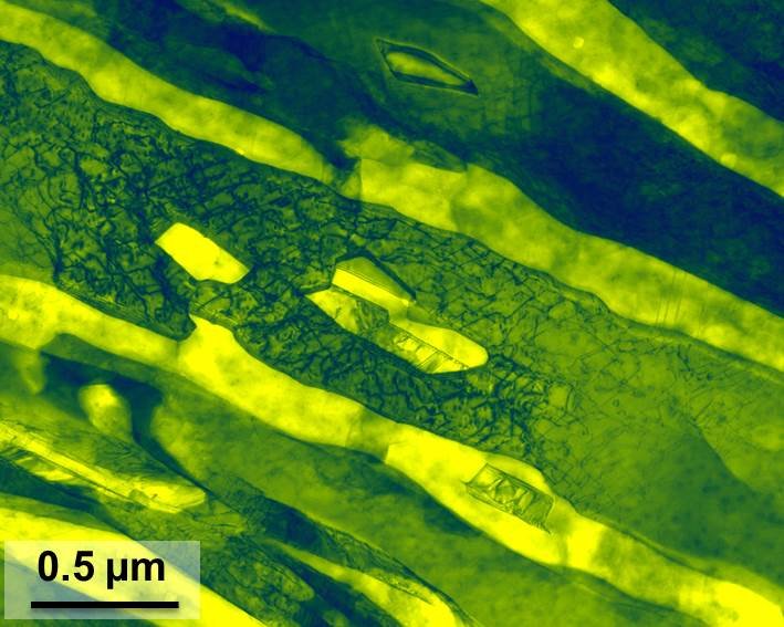 Transmissionselektronenmikroskop-Bild eines Stahls nach Wärmebehandlung. Die Max-Planck-Wissenschaftler untersuchen Materialien bis aus ihre atomare Ebene, um Zusammenhänge zwischen deren Struktur und Eigenschaften zu ziehen.
