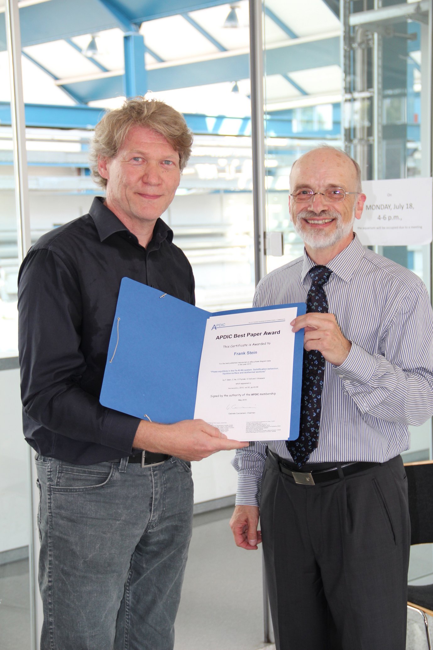 Dr. Frank Stein (left hand) receives the certificate for his Best Paper Award from Prof. Rainer Schmid-Fetzer during a celebration ceremony at the Max-Planck-Institut für Eisenforschung on Monday, 18th July 2016.