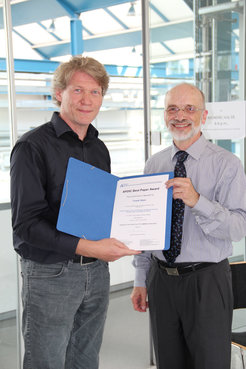 Prof. Rainer Schmid-Fetzer (rechts) übergibt Dr. Frank Stein seine Urkunde zum gewonnenen Publikationspreis während der Preisverleihung am Max-Planck-Institut für Eisenforschung am Montag, 18. Juli 2016.