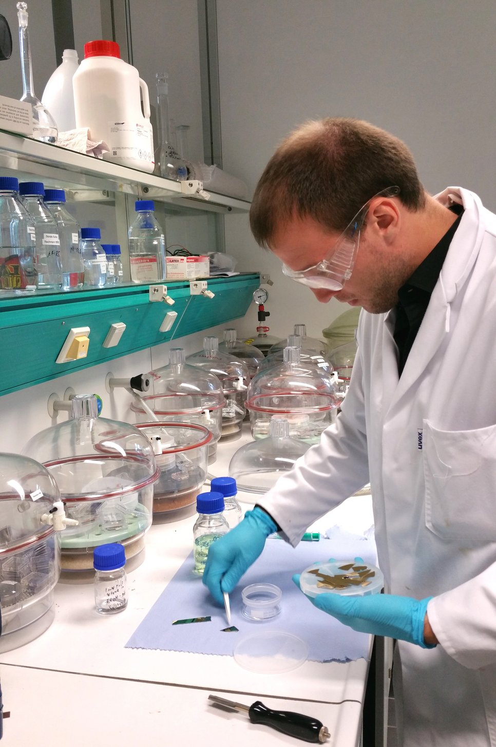 Julian Rechmann, who won one of three Best Poster Awards at the 16th International Conference on Organized Molecular Films, during the sample preparation for the analysis of modified Au (111) surfaces.