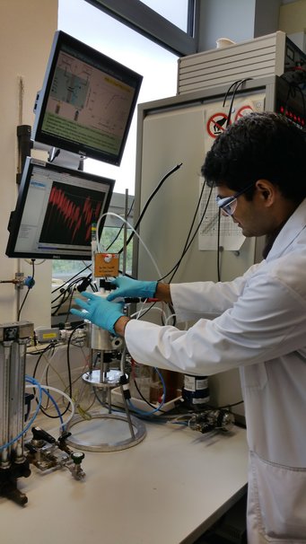 Vijayshankar Dandapani, Doktorand in der Gruppe „Korrosion“ in der Abteilung „Grenzflächenchemie und Oberflächentechnik“, wurde von zwölf Nachwuchswissenschaftlern ausgewählt, um auf der Gordon Research Conference 2016 über wässrige Korrosion einen Vortrag zu halten. Vijayshankar Dandapani, Doktorand in der Gruppe „Korrosion“ in der Abteilung „Grenzflächenchemie und Oberflächentechnik“, wurde von zwölf Nachwuchswissenschaftlern ausgewählt, um auf der Gordon Research Conference 2016 über wässrige Korrosion einen Vortrag zu halten.