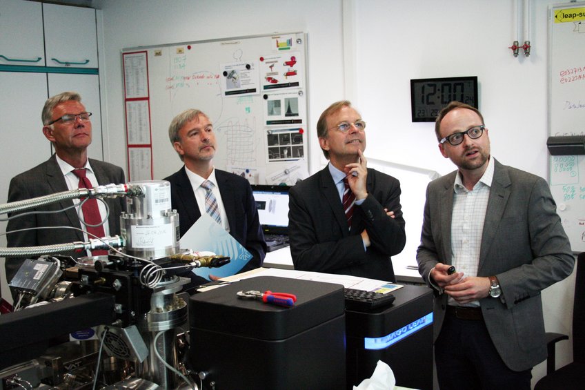 Thomas Rachel, Parlamentarischer Staatssekretär im Bundesministerium für Bildung und Forschung (Dritter von links), Prof. Dr.-Ing. Dierk Raabe, Direktor am Max-Planck-Institut für Eisenforschung und Leiter des Projektes (Zweiter von links) und Dr.-Ing. Peter Dahlmann, Geschäftsführendes Vorstandsmitglied des Stahlinstituts VDEh (Erster von links), mit Dr. Eric Jägle, Leiter der Gruppe „Additive Fertigung“, im Labor der Atomsonde, einem Mikroskop, mit dem die atomare Struktur von Stählen und anderen Materialien untersucht werden kann. Thomas Rachel, Parlamentarischer Staatssekretär im Bundesministerium für Bildung und Forschung (Dritter von links), Prof. Dr.-Ing. Dierk Raabe, Direktor am Max-Planck-Institut für Eisenforschung und Leiter des Projektes (Zweiter von links) und Dr.-Ing. Peter Dahlmann, Geschäftsführendes Vorstandsmitglied des Stahlinstituts VDEh (Erster von links), mit Dr. Eric Jägle, Leiter der Gruppe „Additive Fertigung“, im Labor der Atomsonde, einem Mikroskop, mit dem die atomare Struktur von Stählen und anderen Materialien untersucht werden kann.