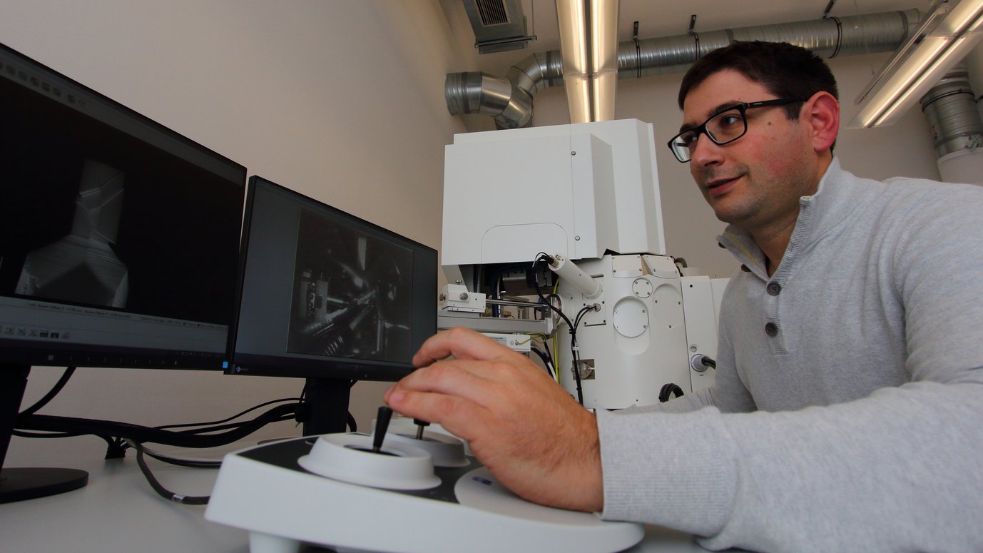 Mikromechanik auf der Nanometerskala. Die Volkswagen Stiftung fördert die Forschungsarbeiten von Dr. Christoph Kirchlechner mit 100.000 Euro für 18 Monate.