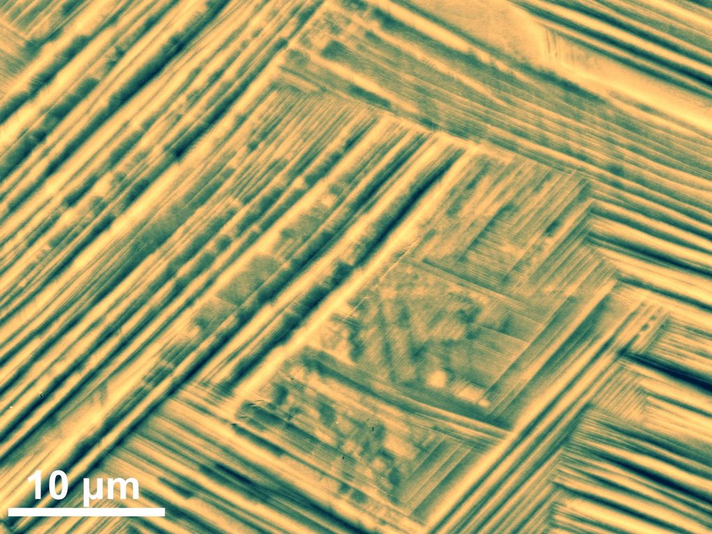 Rasterelektronenmikroskop-Aufnahme der verschiedenen Phasen in der untersuchten "gummiartigen" Titanlegierung. Rasterelektronenmikroskop-Aufnahme der verschiedenen Phasen in der untersuchten "gummiartigen" Titanlegierung.