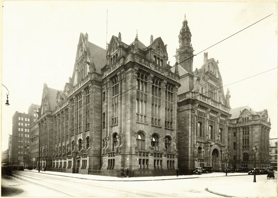 Ein Blick auf den Düsseldorfer Stahlhof, in dem der Vorstand des Vereins Deutscher Eisenhüttenleute am 19. Juni 1917 die Gründung des Kaiser-Wilhelm-Instituts für Eisenforschung beschloss.