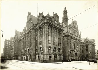 Ein Blick auf den Düsseldorfer Stahlhof, in dem der Vorstand des Vereins Deutscher Eisenhüttenleute am 19. Juni 1917 die Gründung des Kaiser-Wilhelm-Instituts für Eisenforschung beschloss. Ein Blick auf den Düsseldorfer Stahlhof, in dem der Vorstand des Vereins Deutscher Eisenhüttenleute am 19. Juni 1917 die Gründung des Kaiser-Wilhelm-Instituts für Eisenforschung beschloss.