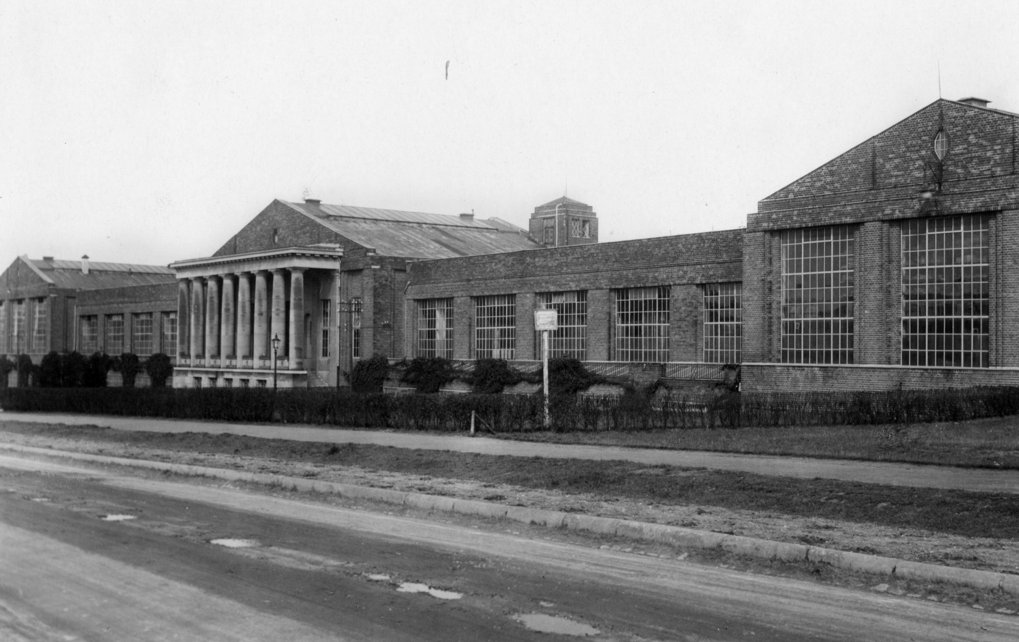 Site of the Rheinische Metallwaren- und Maschinenfabrik in Düsseldorf where the Kaiser-Wilhelm-Institut für Eisenforschung was located from 1920 until 1935. Large brick building with columns and multiple windows.