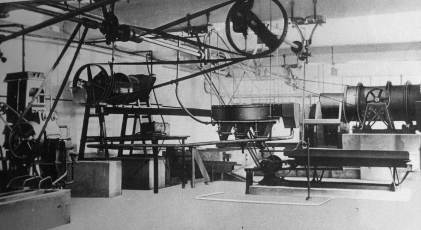 Die Aufbereitung der eisenärmeren deutschen Erze stellte einen besonderen Schwerpunkt in der Forschung des KWIE dar. Hier ein Blick in die Erzaufbereitungs-Abteilung, 1923 Die Aufbereitung der eisenärmeren deutschen Erze stellte einen besonderen Schwerpunkt in der Forschung des KWIE dar. Hier ein Blick in die Erzaufbereitungs-Abteilung, 1923