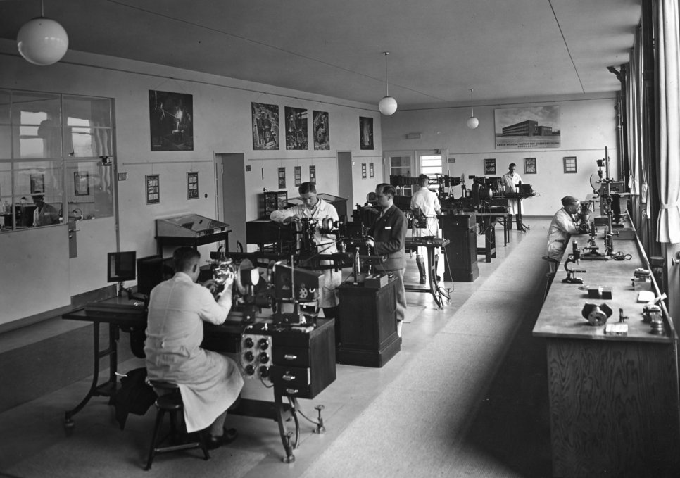Eine Innenaufnahme aus dem Mikroskopraum der Metallographie, um 1935.