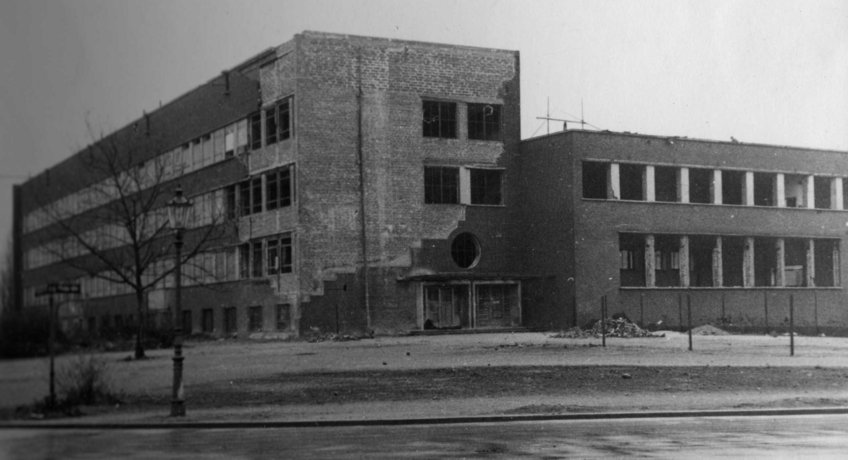 Im Januar 1949 war das Hauptgebäude beinahe wiederhergestellt, im weiteren Verlauf des Jahres war das Institut, nunmehr unter dem Namen Max-Planck-Institut für Eisenforschung, wieder voll arbeitsfähig. Im Januar 1949 war das Hauptgebäude beinahe wiederhergestellt, im weiteren Verlauf des Jahres war das Institut, nunmehr unter dem Namen Max-Planck-Institut für Eisenforschung, wieder voll arbeitsfähig.