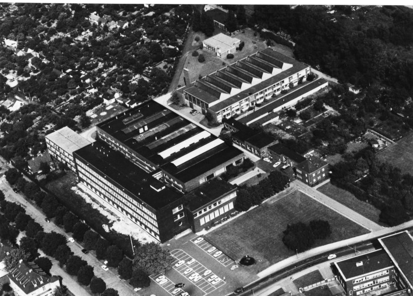 Eine Luftaufnahme des MPIE, um 1965. Rechts neben dem alten Hallenbau der 1957/1958 errichtete Hallenneubau, hinter dem Hauptgebäude der 1964 fertiggestellte Labortrakt. Eine Luftaufnahme des MPIE, um 1965. Rechts neben dem alten Hallenbau der 1957/1958 errichtete Hallenneubau, hinter dem Hauptgebäude der 1964 fertiggestellte Labortrakt.