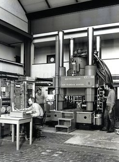 The 5 m high hot forming simulator, abbreviated to „WUMSI“, allowed the step-by-step imitation of rolling operations on small individual specimens, 1983.