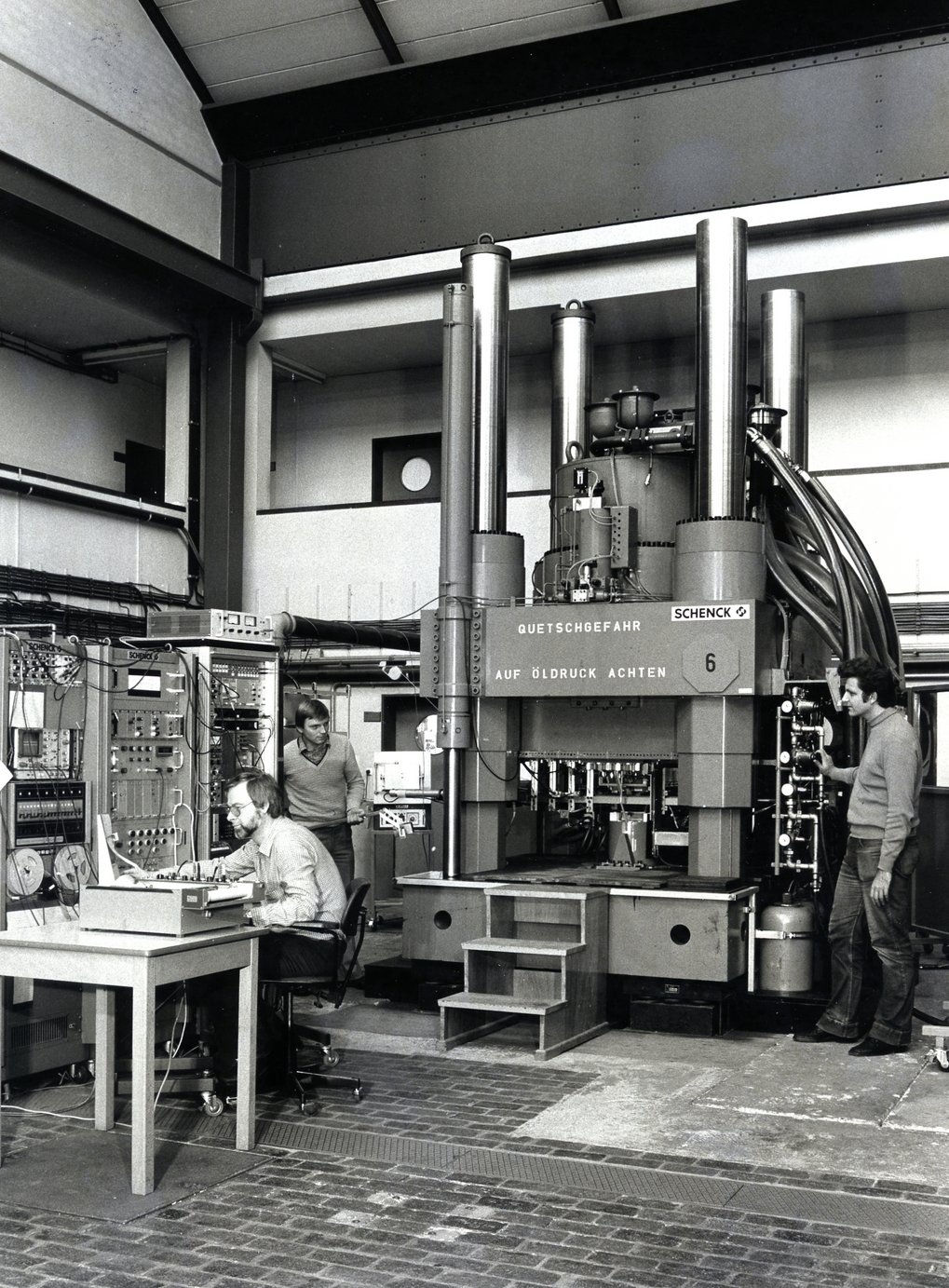 Mit dem 5 Meter hohen Warmumformsimulator, kurz „WUMSI“, konnten Walzvorgänge schrittweise an kleinen Einzelproben nachgeahmt werden, 1983.