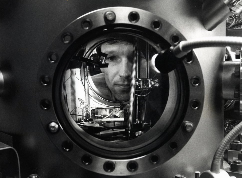 Ein Blick auf Institutsmitarbeiter Mathias Göken mit dem von ihm gebauten Rastertunnel-Mikroskop in einer Ultrahochvakuum-Kammer, 1994.