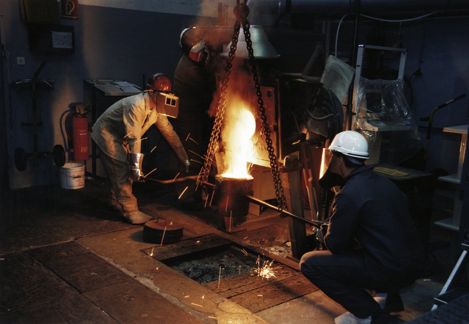 Wie in einem Stahlwerk kochen und gießen die Wissenschaftler des Instituts Stahlproben, um diese anschließend zu untersuchen, 2004.