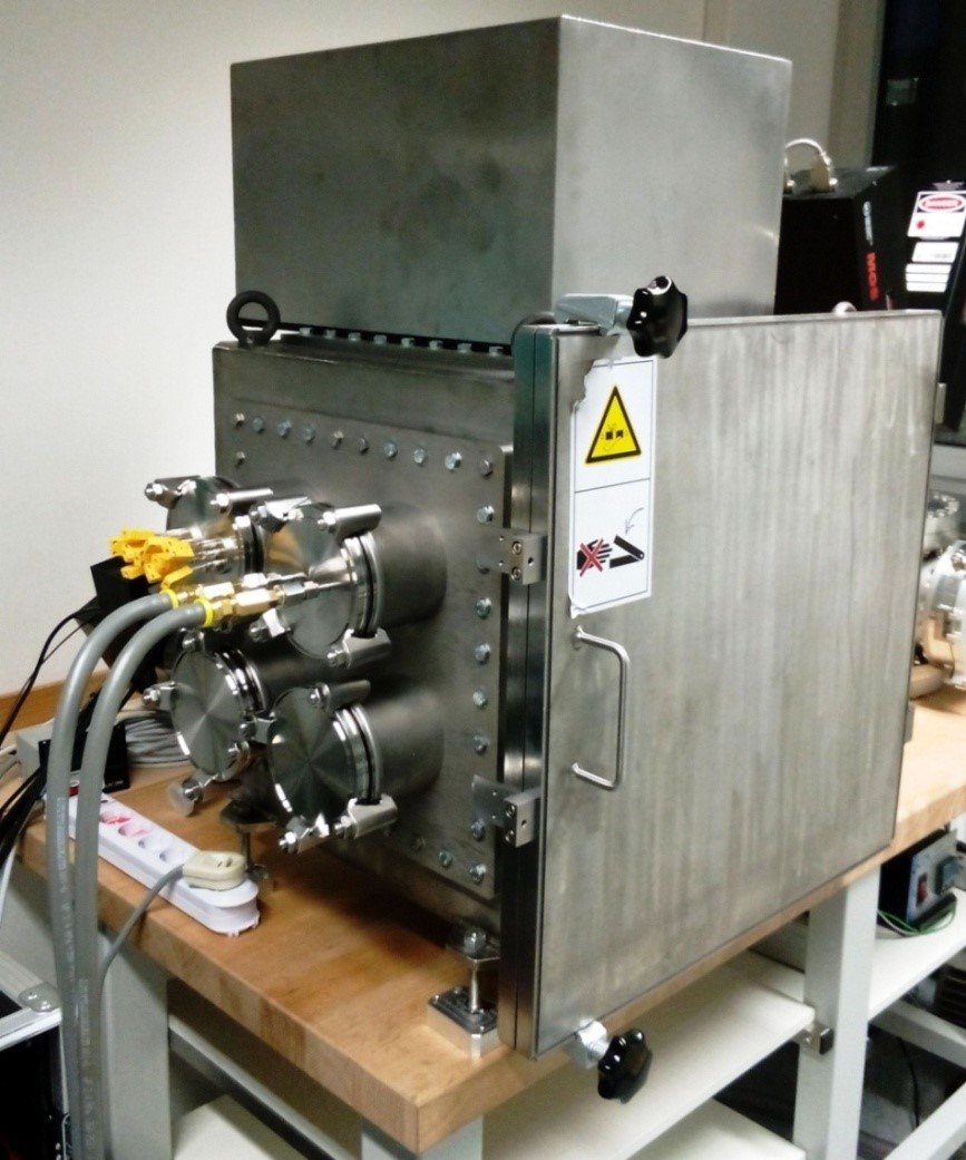 Vacuum chamber that be operated under environmental conditions by applying various gases