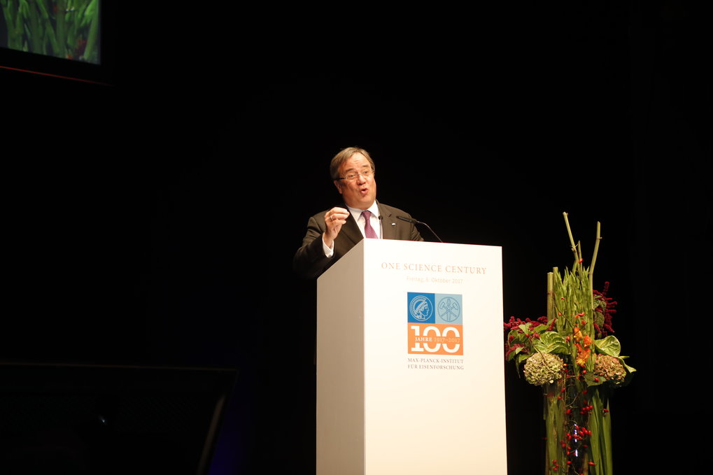 NRW-Ministerpräsident Armin Laschet bei seiner Rede anlässlich des 100-jährigen Jubiläums des MPI für Eisenforschung.