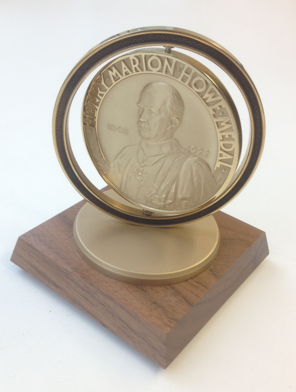 Prof. Dierk Raabe und Dr. Michael Herbig haben die Henry Marion Howe Medaille für ihre Publikation über Selbstheilung an Korngrenzen gewonnen.