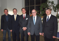 The directors of the MPIE together with the prizewinner, Professor Lutz Mädler (third from the left) and the president of the Max Planck Society, Professor Martin Stratmann (fourth from the left).