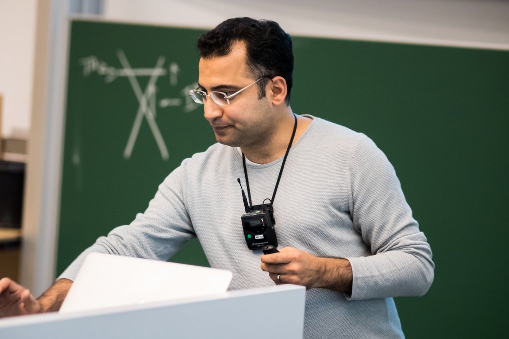 Dr. Reza Darvishi Kamachali wurde mit dem Heisenberg-Stipendium der Deutschen Forschungsgemeinschaft ausgezeichnet und untersucht Mikrostrukturen in Hochleistungswerkstoffen mittels mesoskaliger Simulationsmethoden. Dr. Reza Darvishi Kamachali wurde mit dem Heisenberg-Stipendium der Deutschen Forschungsgemeinschaft ausgezeichnet und untersucht Mikrostrukturen in Hochleistungswerkstoffen mittels mesoskaliger Simulationsmethoden.