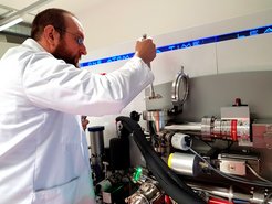 Max-Planck scientist Dr. Baptiste Gault was awarded with the Consolidator Grant of the European Research Council for his research about hydrogen mapping. Advanced characterization techniques such as atom probe tomography as seen in the photo, will be used.