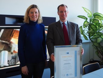 Marion Hörsken, Geschäftsführerin der Abteilung „Industrie, Innovation und Umwelt“ der Düsseldorfer Industrie- und Handelskammer (IHK), zusammen mit Dr. de Weldige, kaufmännischer Geschäftsführer des Max-Planck-Instituts für Eisenforschung, bei der Urkundenübergabe für besondere Verdienste rund um die Nachwuchsförderung und anlässlich des 100-jährigen Jubiläums des Instituts. Marion Hörsken, Geschäftsführerin der Abteilung „Industrie, Innovation und Umwelt“ der Düsseldorfer Industrie- und Handelskammer (IHK), zusammen mit Dr. de Weldige, kaufmännischer Geschäftsführer des Max-Planck-Instituts für Eisenforschung, bei der Urkundenübergabe für besondere Verdienste rund um die Nachwuchsförderung und anlässlich des 100-jährigen Jubiläums des Instituts.