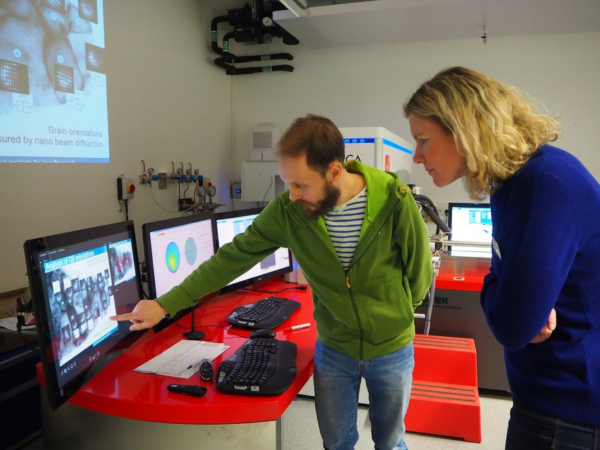 David Mayweg, Doktorand am Max-Planck-Institut für Eisenforschung, erklärt Marion Hörsken die Forschung mit der 3D-Atomsonde, einem Analysegerät, das es erlaubt Materialien bis auf ihre atomare Struktur zu untersuchen. David Mayweg, Doktorand am Max-Planck-Institut für Eisenforschung, erklärt Marion Hörsken die Forschung mit der 3D-Atomsonde, einem Analysegerät, das es erlaubt Materialien bis auf ihre atomare Struktur zu untersuchen.