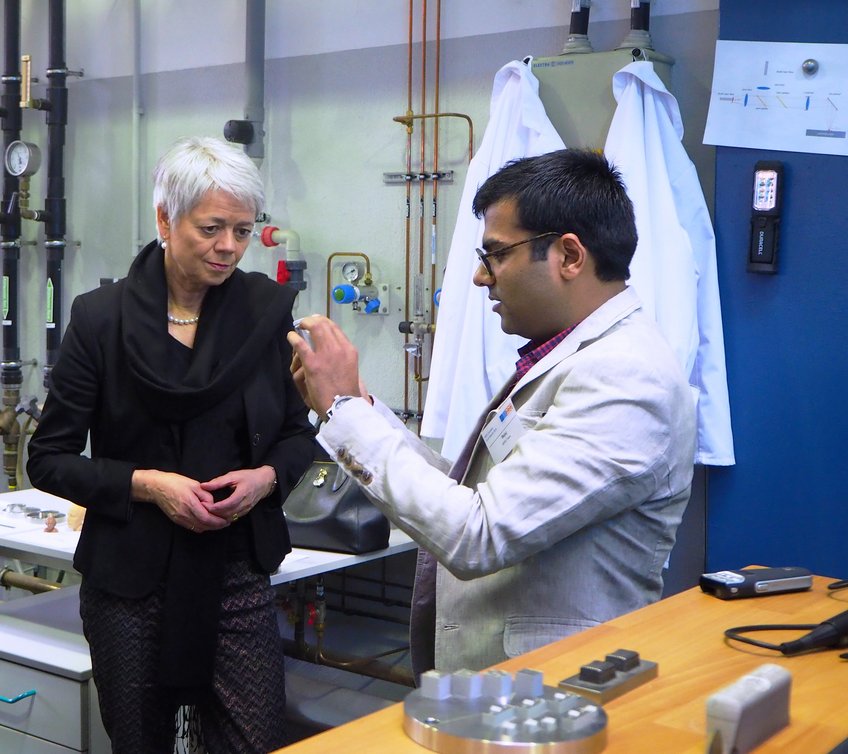 Staatssekretärin Cornelia Quennet-Thielen während der Institutsführung am Max-Planck-Institut für Eisenforschung. Priyanshu Bajaj, Doktorand, erklärt wie metallische Pulver für den 3D-Druck verbessert werden können. Staatssekretärin Cornelia Quennet-Thielen während der Institutsführung am Max-Planck-Institut für Eisenforschung. Priyanshu Bajaj, Doktorand, erklärt wie metallische Pulver für den 3D-Druck verbessert werden können.