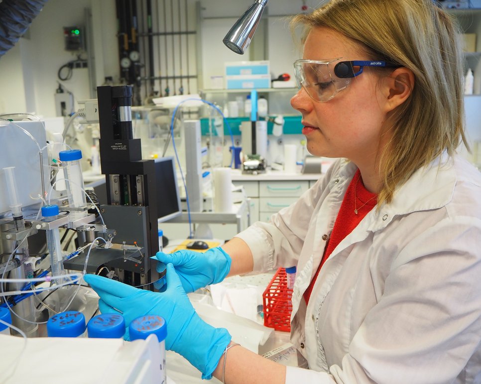 Dr. Olga Kasian analyzed the surface of iridium oxides with the scanning flow cell, a technique that was mainly developed by Prof. Karl Mayrhofer during his stay at the MPIE.