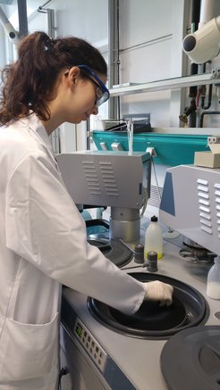 At the laboratory, the girls analysed the properties of different materials together with the institute's materials testers.