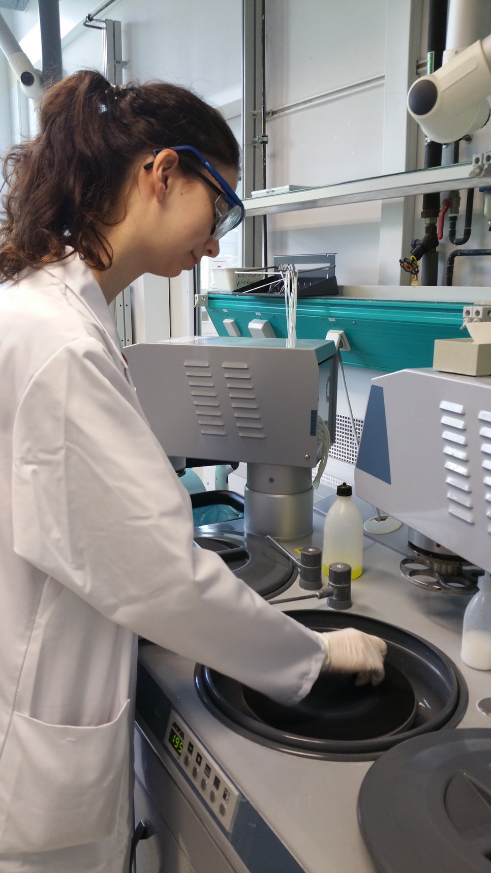 At the laboratory, the girls analysed the properties of different materials together with the institute's materials testers.