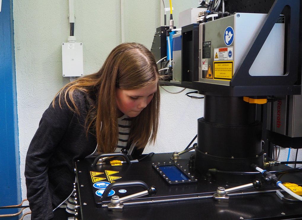 Experiencing "One Day as a researcher with 3D printers" one group learned about the process of additive manufacturing, during which the desired 3D product is manufactured with the help of a laser beam and a layer of metal powder. Experiencing "One Day as a researcher with 3D printers" one group learned about the process of additive manufacturing, during which the desired 3D product is manufactured with the help of a laser beam and a layer of metal powder.