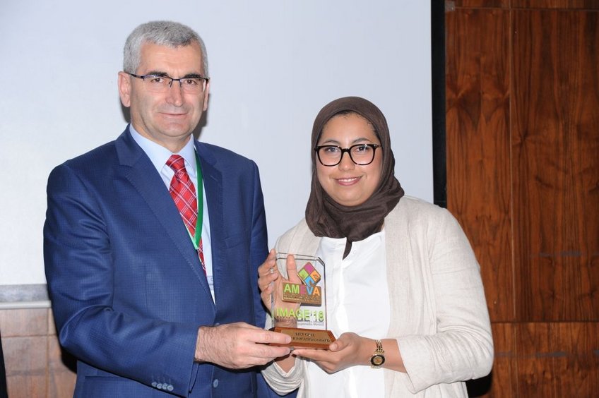 Lamya Abdellaoui wurde für ihre Präsentation zur Mikrostruktur von thermoelektrischen Materialien auf dem IMAGE18 ausgezeichnet. Lamya Abdellaoui wurde für ihre Präsentation zur Mikrostruktur von thermoelektrischen Materialien auf dem IMAGE18 ausgezeichnet.