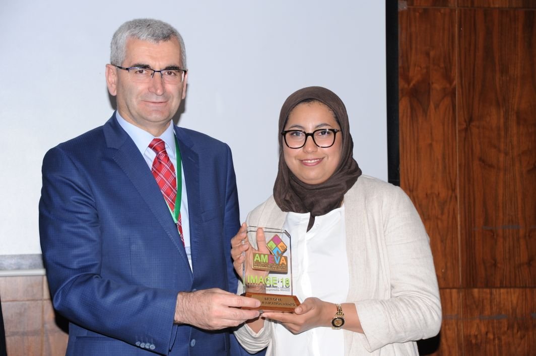 Lamya Abdellaoui wurde für ihre Präsentation zur Mikrostruktur von thermoelektrischen Materialien auf dem IMAGE18 ausgezeichnet.