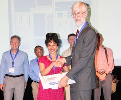 Richard Pargeter, European welding engineer and fellow of the Welding Institute in England, handed over the Best Poster Award to Dr. Poulumi Dey, postdoctoral student at the Max-Planck-Institut für Eisenforschung.
