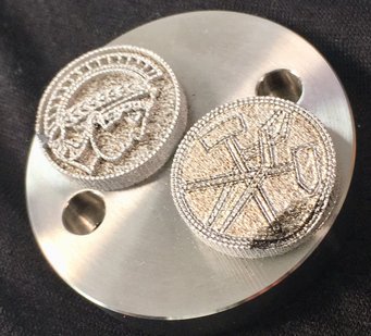 Das 3D-gedruckte Logo des MPI für Eisenforschung auf einem Probenhalter liegt jetzt in einer Zeitkapsel fünf Meter unter einer Stahlskulptur zum Thema „Begegnung“. Das 3D-gedruckte Logo des MPI für Eisenforschung auf einem Probenhalter liegt jetzt in einer Zeitkapsel fünf Meter unter einer Stahlskulptur zum Thema „Begegnung“.