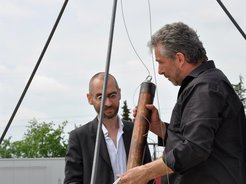 Michael Schrader (rechts) beim Einsetzen der Zeitkapsel.
