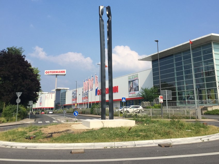 Die Stahlskulptur des Künstlers Michael Schrader widmet sich dem Thema „Begegnung“ und steht im Kreisverkehr Haan-Ost. Unter ihr liegt die Zeitkapsel mit der 3D-gedruckten Beigabe des MPI für Eisenforschung. Die Stahlskulptur des Künstlers Michael Schrader widmet sich dem Thema „Begegnung“ und steht im Kreisverkehr Haan-Ost. Unter ihr liegt die Zeitkapsel mit der 3D-gedruckten Beigabe des MPI für Eisenforschung.