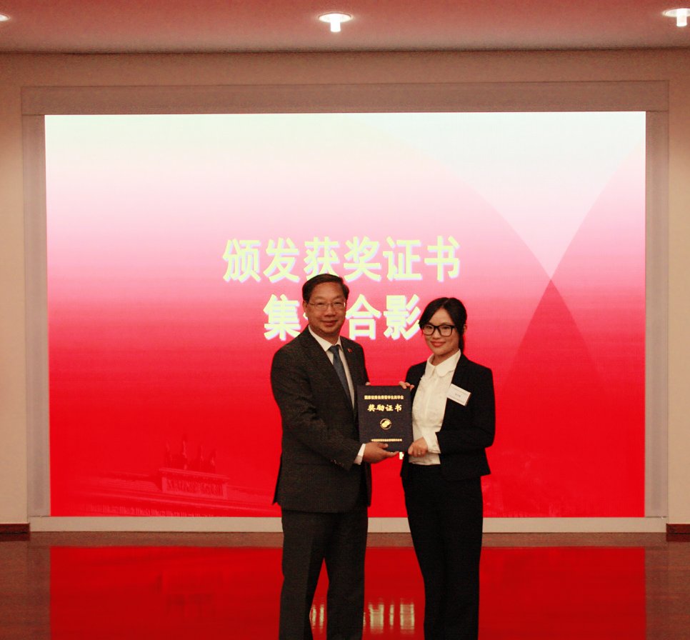 The Chinese Ambassador to Germany Shi Mingde while handing over the award to Dr. Zirong Peng, postdoctoral researcher in the department “Microstructure Physics and Alloy Design”.