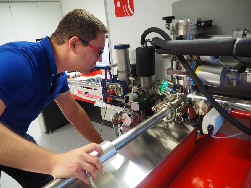 Dr. Torsten Schwarz, postdoctoral researcher at the MPIE, analyzed the local clustering and gradients of sodium with the atom probe (seen in the image). Dr. Torsten Schwarz, postdoctoral researcher at the MPIE, analyzed the local clustering and gradients of sodium with the atom probe (seen in the image).