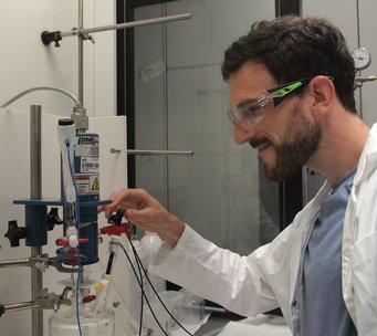 Dr. Simon Geiger, former doctoral student at the MPIE, analyses catalysts for the electrochemical reduction of CO2 at the German Aerospace Center. Dr. Simon Geiger, former doctoral student at the MPIE, analyses catalysts for the electrochemical reduction of CO2 at the German Aerospace Center.
