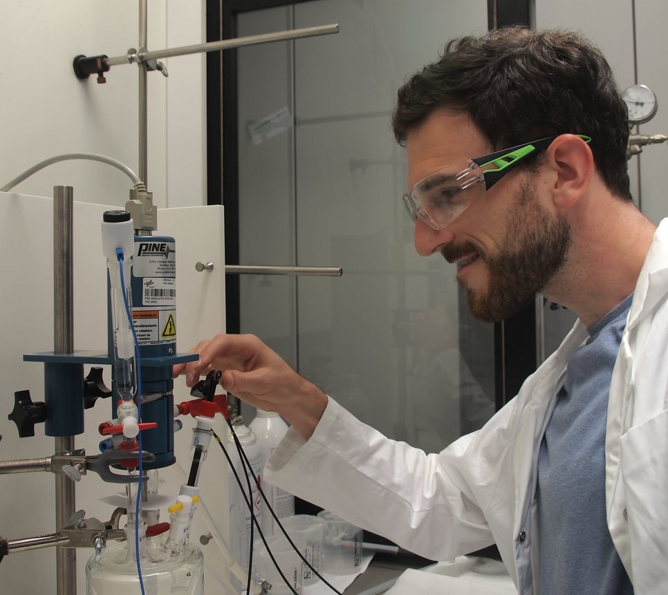 Dr. Simon Geiger, former doctoral student at the MPIE, analyses catalysts for the electrochemical reduction of CO2 at the German Aerospace Center.
