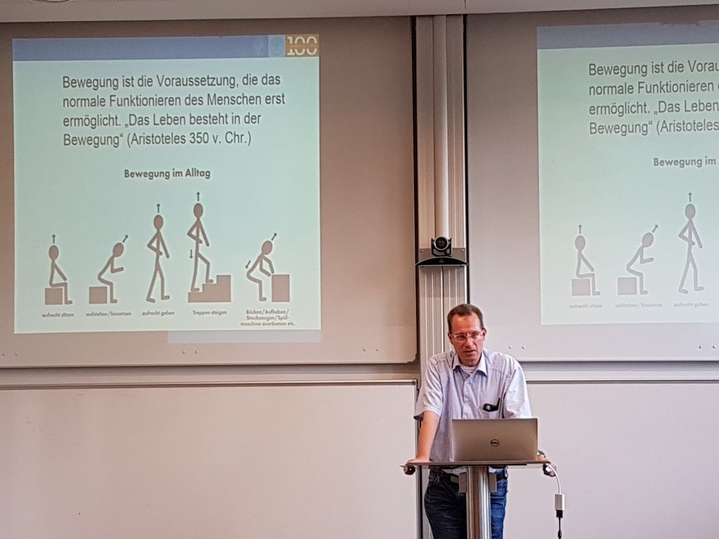 Dr. Kai de Weldige, kaufmännischer Geschäftsführer des MPIE, begrüßt die Teilnehmerinnern und Teilnehmer zum Gesundheitstag.