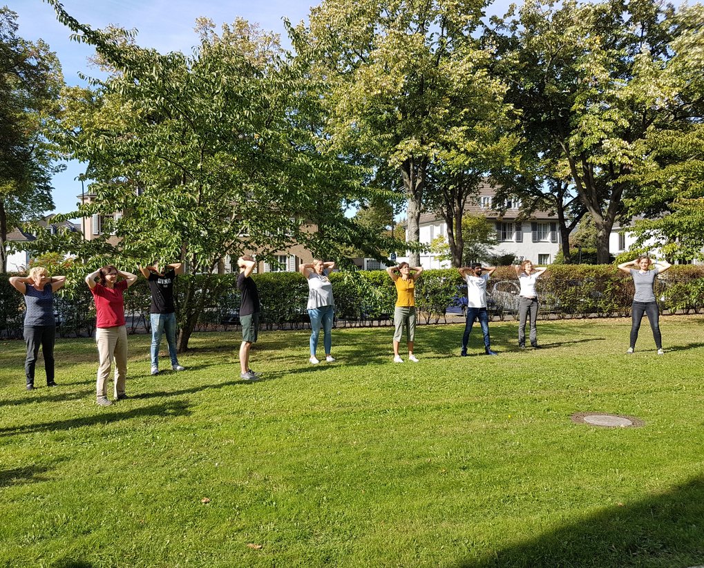 Rückentraining und Entspannung in der Pause.