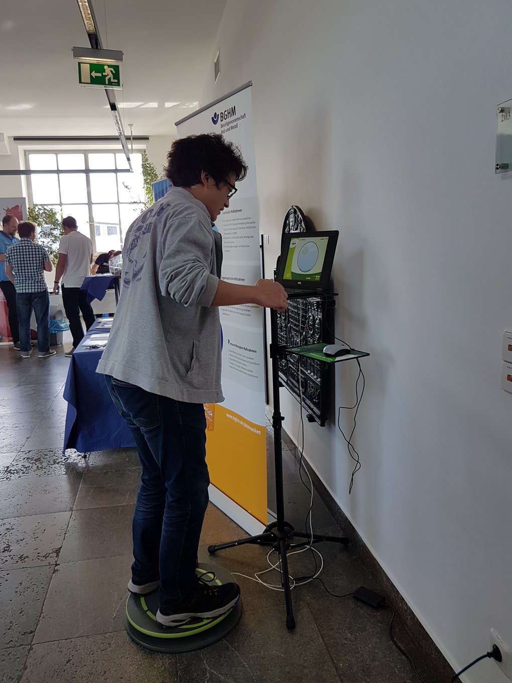 Training der Tiefenmuskulator mittels Stabilitätsplatte.