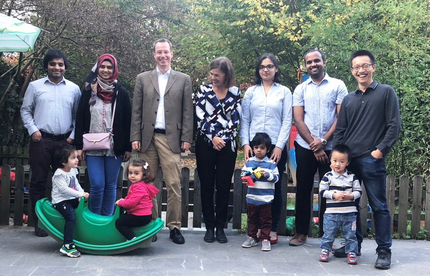 Die MPIE-Angehörigen zusammen mit ihren Kindern und Simone Degner (4. von links), der Gleichstellungsbeauftragten am Institut, und Dr. Kai de Weldige (3. von links), MPIE-Verwaltungsleiter, in der Kita.